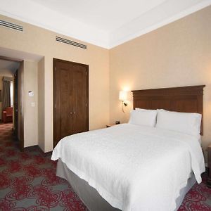Habitación con Cama Queen Adaptada para Discapacitados